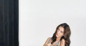 吳千語用手機自拍擺出性感POSE(多圖) 網友:佢對腳可能有46吋!!!