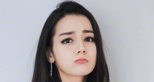 迪麗熱巴向粉絲擺出可愛pose(多圖) 網友:看完我都戀愛了!!!