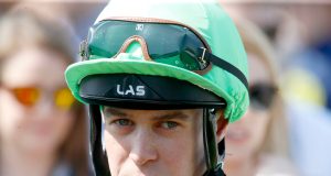 英國見習生郭應衡策騎「艾恩力量」因睇錯終點,由贏硬變第二,最終被罰停賽28日。(有片睇) 網友:香港好似冇見過同類事件wo!!!