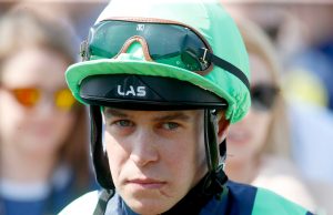 英國見習生郭應衡策騎「艾恩力量」因睇錯終點,由贏硬變第二,最終被罰停賽28日。(有片睇) 網友:香港好似冇見過同類事件wo!!!