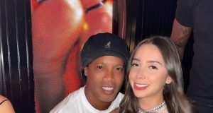 身材豐滿女粉絲要求細哨簽名落胸(有片睇) 朗拿甸奴:OK,冇問題!!!