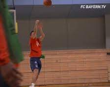 利雲度夫斯基原來係藍球高手(有片睇)