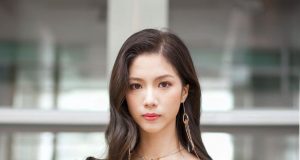 陳曉華身穿大露背高開义長裙曬雪白肌膚(多圖) 網友:佢皮膚真係又白又滑!!!