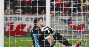 威爾斯門將丹尼獲特烏龍球(有片睇) 網友:呢個波簡直震驚全球!!!