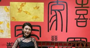 李君妍著性感短裙曬長腿(多圖) 網友:佢對腳又白又滑!!!