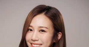 護士姐姐何沛珈穿黑絲短裙大曬超長美腿(多圖) 網友:這腿起碼有42吋!!!