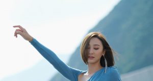 高海寧身穿藍色開叉長裙大曬超長美腿(多圖)