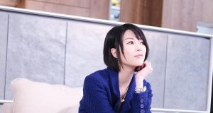 連詩雅穿藍色短裙大曬雪白美腿(多圖)