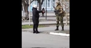 烏克蘭大媽鬧爆俄羅斯軍人(有片睇) 網友:這就是霸氣!!!