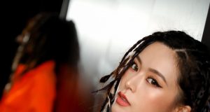 最美人妻Janice Man穿性感運動服大曬白滑美腿(多圖)