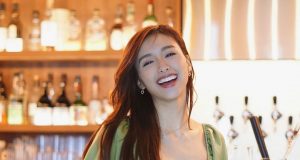 jumbo tsang曾淑雅穿性感低胸衫品嚐美酒(多圖)