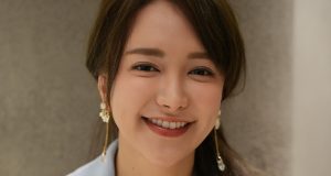 賽馬女神莎拉索到爆燈(多圖) 網友:我因為佢先開始睇馬!