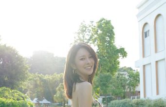 張曦雯夏日穿性感碎花裙大曬完美身材(多圖)
