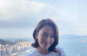 Kelly Cheung張曦雯穿緊身白色上衣大曬完美身材(多圖)