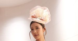 余香凝身穿性感粉紅色長裙現身馬場大曬超長美腿(多圖) 網友:佢簡直全場最索!!!