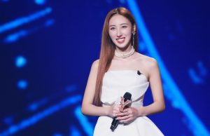 新一代文青女神許靖韻小背心穿性感長裙大曬雪白美腿(多圖)