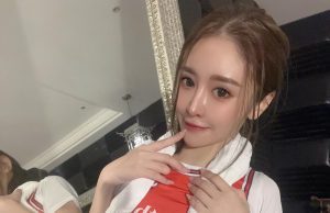 台灣網紅謝侑芯竟於羅浮宮穿得如此性感拍照(多圖) 網友:真係令我大開眼界!!!