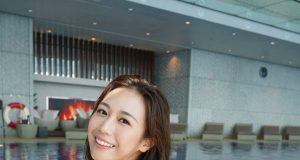 香港小姐再競選 何沛珈酒店穿性感泳衣游水大曬正爆身材(多圖)