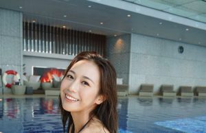 香港小姐再競選 何沛珈酒店穿性感泳衣游水大曬正爆身材(多圖)
