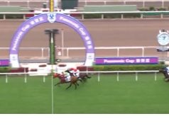 告東尼馬房三歲短途超新星「八駿巨昇」初出即大勝對手四個半馬位(有片睇) 網友:季尾可行過「福逸」了!!!