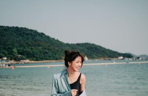 陳曉華沙灘戲水大曬超白美長腿(多圖)