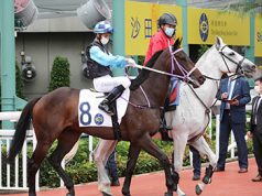 「新力高升」用金鎗跑法勝出經典盃(有片睇) 網友:如果之後「金鎗六十」同佢同場出,何SIR騎邊隻?