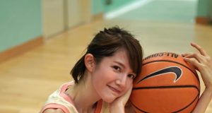 Chloe So 蘇皓兒穿藍球衣大曬雪白美腿(多圖)