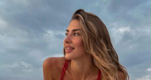 呢班巨乳外國model真係飲得杯落(多圖)