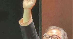 【英雄遲暮】71 歲成龍 2025 最新近照震撼全網!白髮蹣跚真相流出:千億遺產繼承人終落實,竟然冇房祖名份?