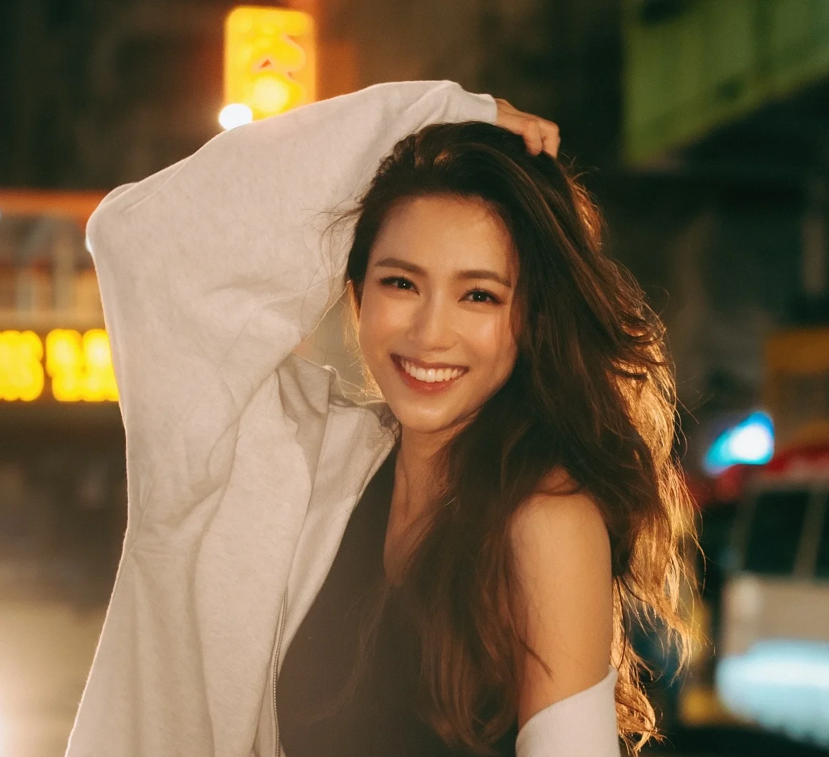 劉穎鏇旺角街頭晒長腿！黑背心配白短褲勁吸睛，白色外套造型青春感爆棚